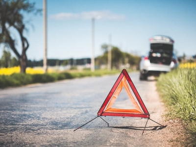 red-warning-triangle-and-broken-car-on-the-road.jpg