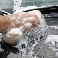 autoumyvarka-s-kefami-alebo-rucne-umytie-auta.jpg