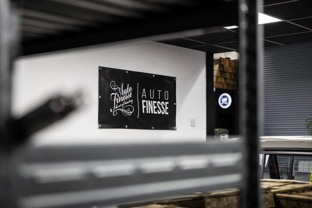 auto-finesse-garage-banner-plagat-na-stenu-2.png